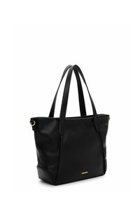 Czarna skórzana torba typu tote z teksturowanym wykończeniem, podwójnymi ramiączkami i usztywnionym kształtem. Na przedniej części znajduje się złoty detal z logo.