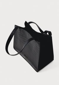 Zwarte leren tas met krokodillenstructuur, hoekige vorm en lange handvatten. Voorzien van een gladde afwerking en een minimalistisch ontwerp.