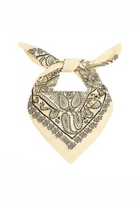 Beżowa bawełniana bandana z czarnymi wzorami paisley i kwiatowymi, związaną w supełek na górze, tworząc kształt trójkąta.