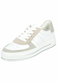 Weißer Sneaker mit grauen Wildlederakzenten, runder Zehenform, durchbrochener Design und dicker weißer Sohle. Verfügt über weiße Schnürsenkel und kontrastierende Nähte.