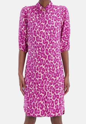 Midi-lang knap-op kjole med korte puffede ærmer i lys pink og hvid leopardprint.