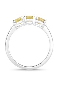 Drei rechteckige gelbe Edelsteine, die in einem polierten Silberring gefasst sind. Die Steine sind in erhöhten Krappen eingesetzt, die ihre Klarheit und Farbe hervorheben.