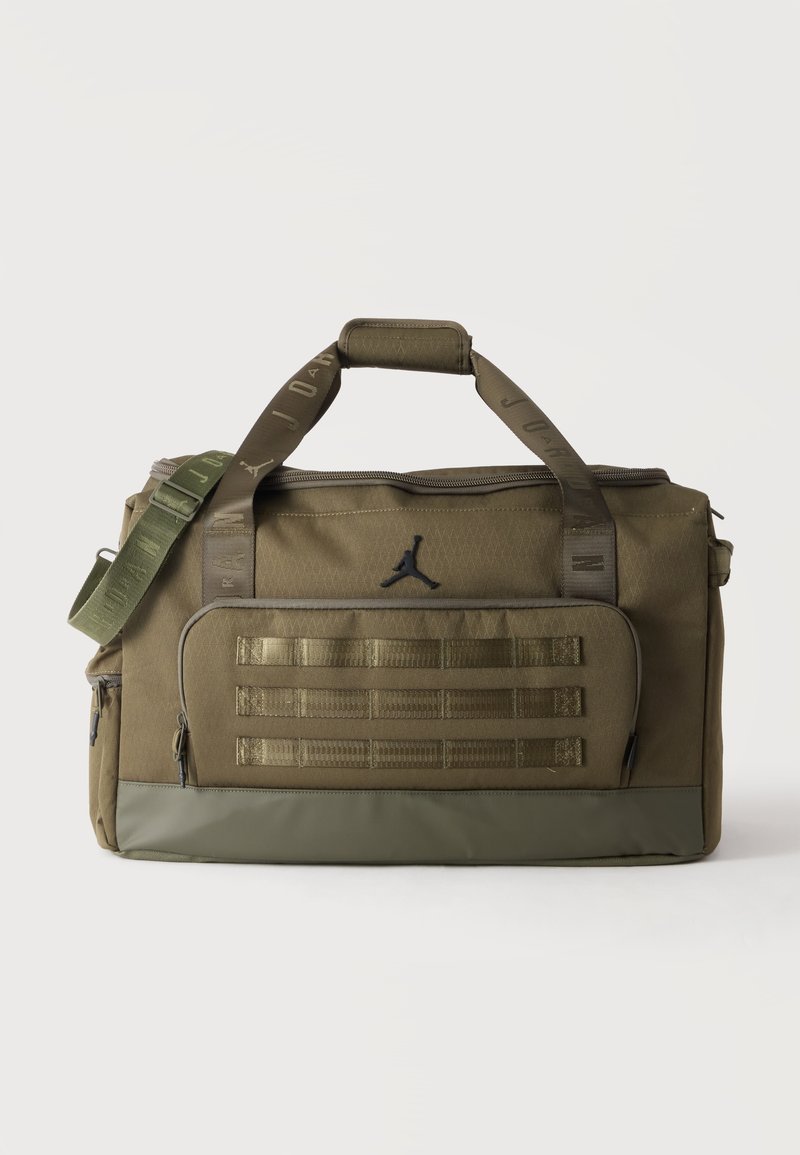 Τσάντα duffel Jordan σε ελιά πράσινο με μαύρο λογότυπο, μπροστινή τσέπη με φερμουάρ και οριζόντιες λουρίδες, με ρυθμιζόμενους ιμάντες για τον ώμο και το χέρι.