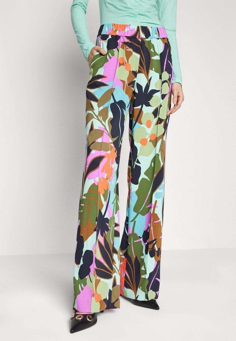 Spodnie o szerokich nogawkach w kwiatowy wzór w żywych kolorach, w tym różowym, zielonym i brązowym. Posiadają elastyczny pas i boczne kieszenie.