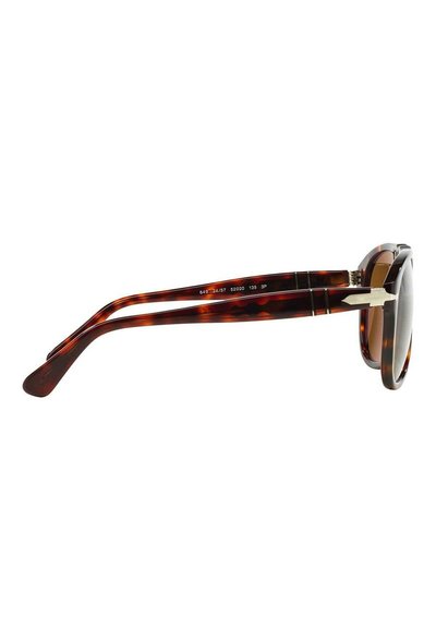 Gafas de sol carey con lentes redondeados. Montura de plástico con varillas decoradas y detalles metálicos. Incluyen almohadillas nasales ajustables.