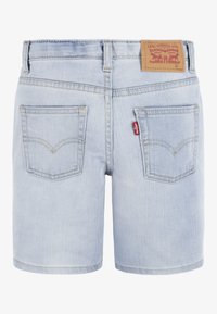Světle modré džínové kraťasy s rovnými nohavicemi, obsahující dvě zadní kapsy a koženou nášivku s logem na pase.