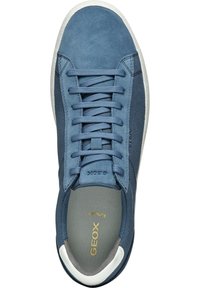 Sneaker in suede blu con lacci tono su tono, suola in gomma bianca e accenti in tessuto grigio. Presenta un logo di lato e testo dorato sulla linguetta.