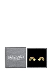Orecchini color oro con un design curvato, arricchiti da strass multicolori. Presentati in una scatola regalo grigia con texture e interno nero.