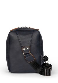 Marineblauer Leder-Rucksack mit strukturierter rechteckiger Form, akzentuiert durch braune Lederbesätze und einen schwarzen verstellbaren Riemen mit Aufdruck.