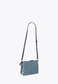 Sac bandoulière en denim avec un motif de cœurs, doté d'un détail en chaîne sur un côté et d'une sangle en cuir lisse bleu marine. Fermeture éclair en argent.