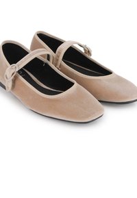 Zapatos Mary Jane de terciopelo beige con punta afilada, correa ajustable con un cinturón de metal circular y una suela plana negra.