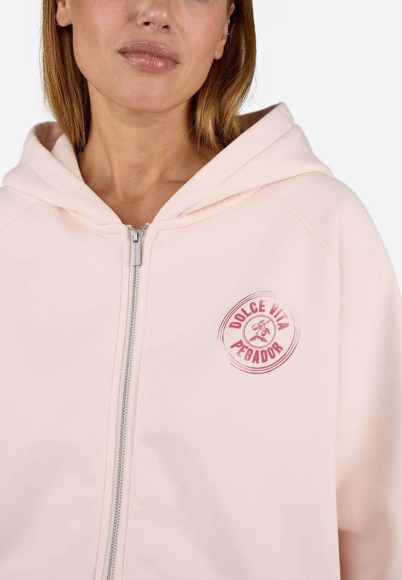 Sweat à Capuche Zippé Three Hearts - Couleur Desert Rose - Taille Medium (Juniors) - Neuf Avec étiquettes