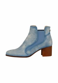 Botines de tobillo en azul claro con un acabado de cuero suave, paneles laterales elásticos y un tacón de madera apilada. Presenta un diseño de punta afilada.