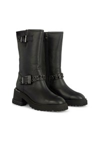 Bottes noires en cuir montantes avec des accents de boucles et des sangles à clous. Talon épais et semelle en caoutchouc pour une meilleure adhérence. Fermeture éclair sur le côté pour un enfilage facile.