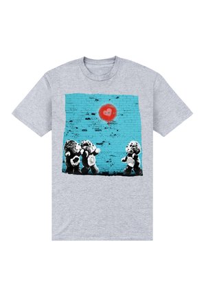 Grå bomulds t-shirt med et grafisk design af tre teddy-bjørne foran en blå murstensvæg med en rød hjerteform ovenover dem.