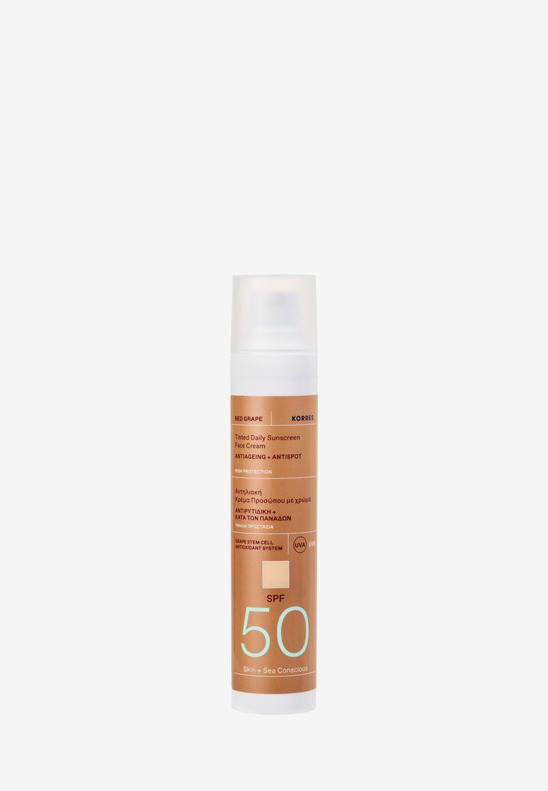 Crème solaire teintée de jour pour le visage Korres avec SPF 50, anti-âge et anti-taches, contenant un système antioxydant à base de cellules souches de raisin.