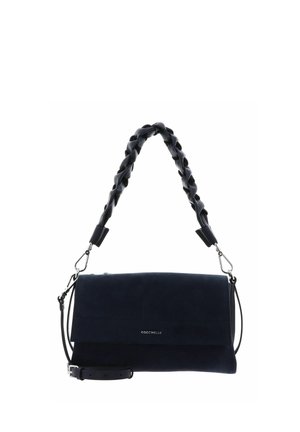 Sac à main rectangulaire bleu foncé avec poignée tressée sur le dessus, bandoulière amovible et petit logo argenté de la marque sur le rabat avant.