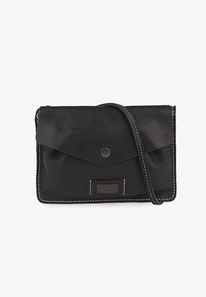 Clutch de piel negra con cierre de solapa, botón de presión plateado y acentos de costura blanca. Presenta una correa de hombro desmontable para mayor versatilidad.