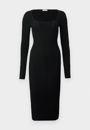 Sort ribbet midi-kjole med lange ærmer, firkantet halsudskæring og tætsiddende design. Glat tekstur med en figursyet silhuet.