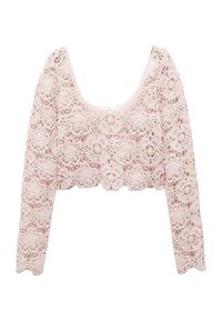 Top recortado de manga larga hecho de encaje rosa con patrón floral, que presenta un amplio escote redondeado y una superficie texturizada.