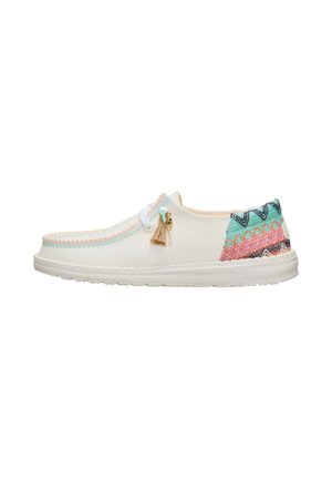 Scarpa casual bianca slip-on con cuciture multicolore, dettaglio con nappina sul lato e tacco in tessuto fantasia turchese, arancione e nero.