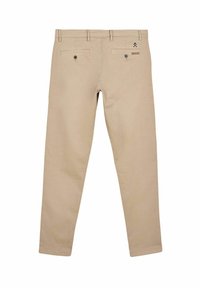 Beige Slim-Fit-Hosen von hinten gezeigt, mit Gürtelschlaufen, zwei geknöpften Gesäßtaschen und einem kleinen gestickten Logo nahe der rechten Tasche.