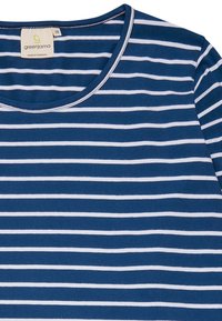 T-shirt a righe blu navy con strisce orizzontali bianche, scollatura rotonda e morbido tessuto di cotone. Etichetta che riporta "greenjama, made in Portugal."