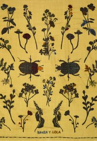 Żółta tkanina z haftowanymi czarnymi owadami i kwiatami w różnych kolorach. Zawiera wzory kwiatowe oraz metkę "BIMBA Y LOLA" w niebieskim kolorze nici.