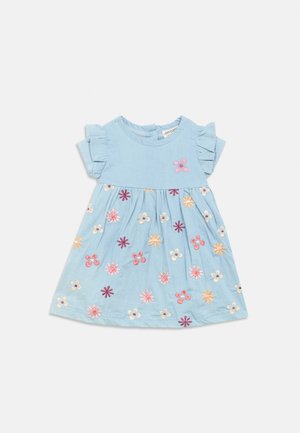 Robe bleu clair pour tout-petit avec manches froufroutantes et fleurs brodées multicolores dispersées sur la jupe et la poitrine.
