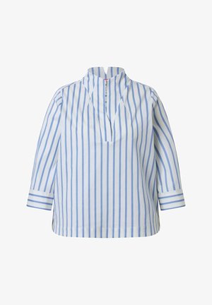 Camicia bianca con righe verticali blu, maniche lunghe, colletto alto e spacco frontale a forma di V.