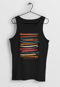 Schwarzes Tanktop mit horizontalen, bunten Pinselstrich-Designs in Rot, Orange, Türkis und Creme, mit dem Text "SOUTH BEACH" zentriert darunter.