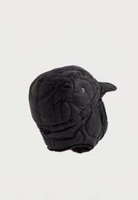 Căciulă neagră, cu umplutură, cu vizieră curbată, textură căptușită, urechi de protecție și închidere cu botton. Dispunând de un interior moale pentru căldură.