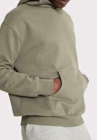 Chelsea Peers LOGO - Jersey con capucha - khaki