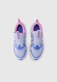 Αθλητικά παπούτσια από διχτυωτό ύφασμα ανοιχτού μωβ χρώματος με λεπτομέρειες σ ε ροζ, με κορδόνια, επενδυμένο κολάρο και υφή στη σόλα για καλύτερη πρόσφυση.