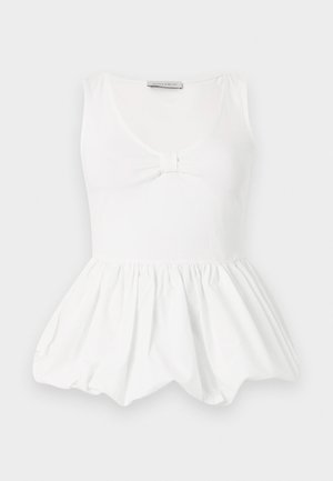 Λευκό αμάνικο τοπ με πεπλούμ, στρογγυλή λαιμόκοψη και μικρό φιόγκο στο κέντρο μπροστά.