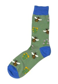 Grøn bomuldsstrømpe med blå rib samt mønster af bier og blomster i gul og lilla. Glat tekstur, mellemlang længde.