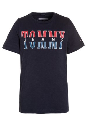 ESSENTIAL JEANS GRAPHIC TEE - T-shirt z nadrukiem