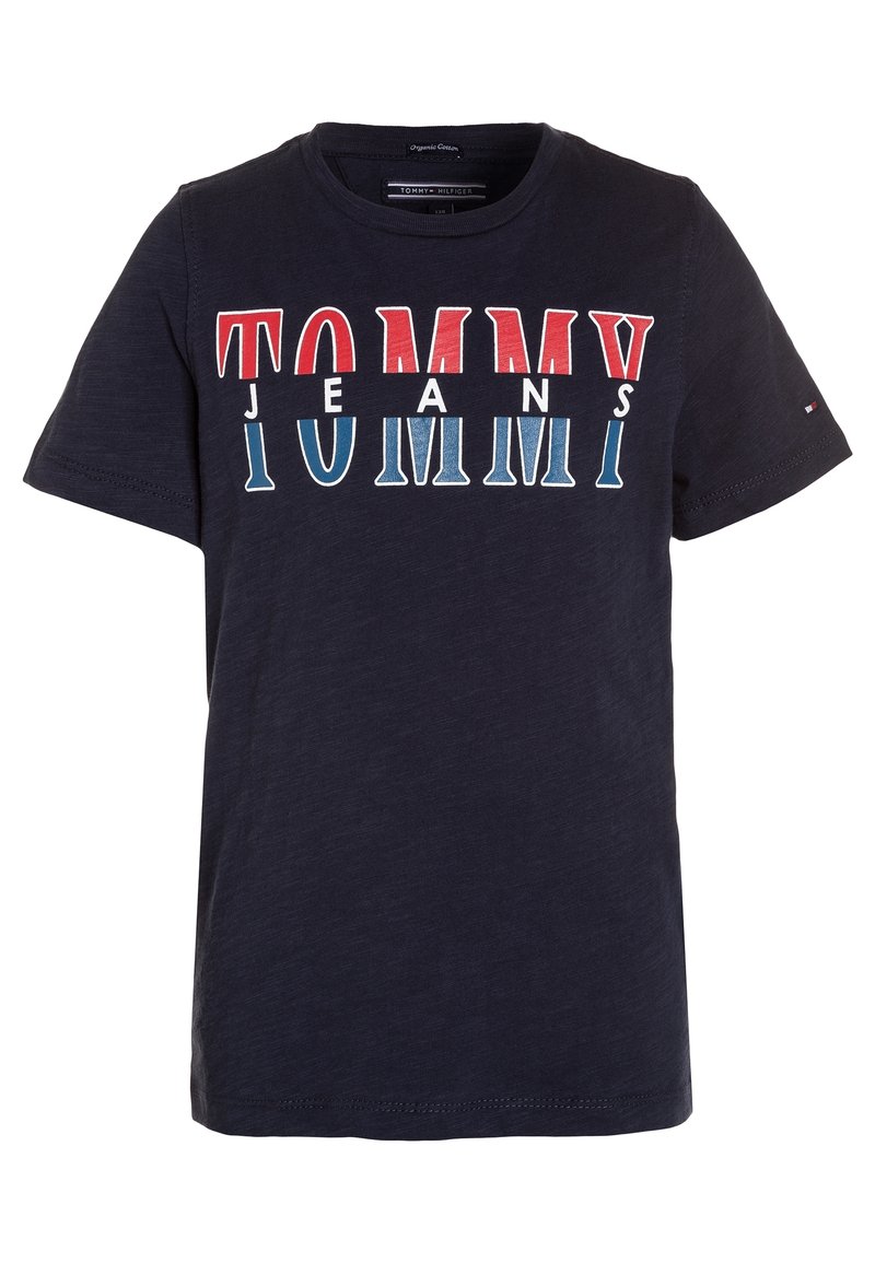 Námorně modré tričko s krátkým rukávem z organické bavlny, s výrazným logem "TOMMY JEANS" v červené, bílé a modré barvě na přední straně.