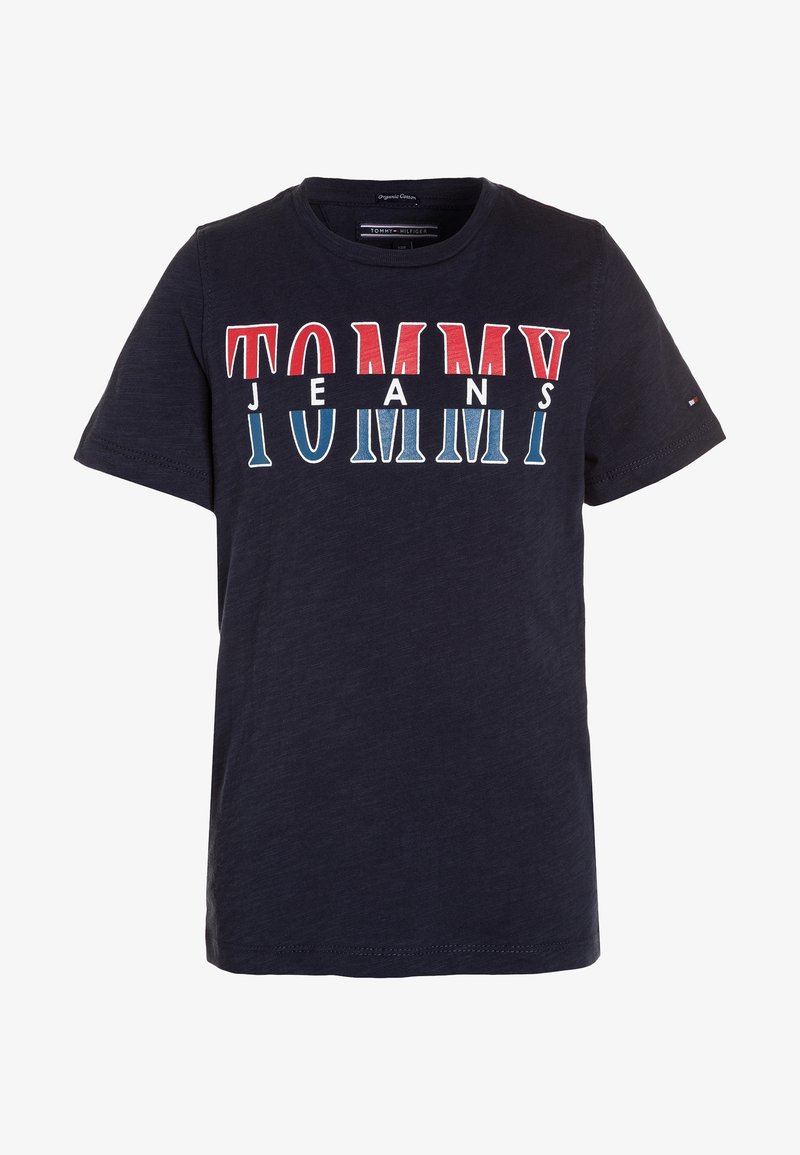 Námorně modré tričko s krátkým rukávem z organické bavlny, s výrazným logem "TOMMY JEANS" v červené, bílé a modré barvě na přední straně.