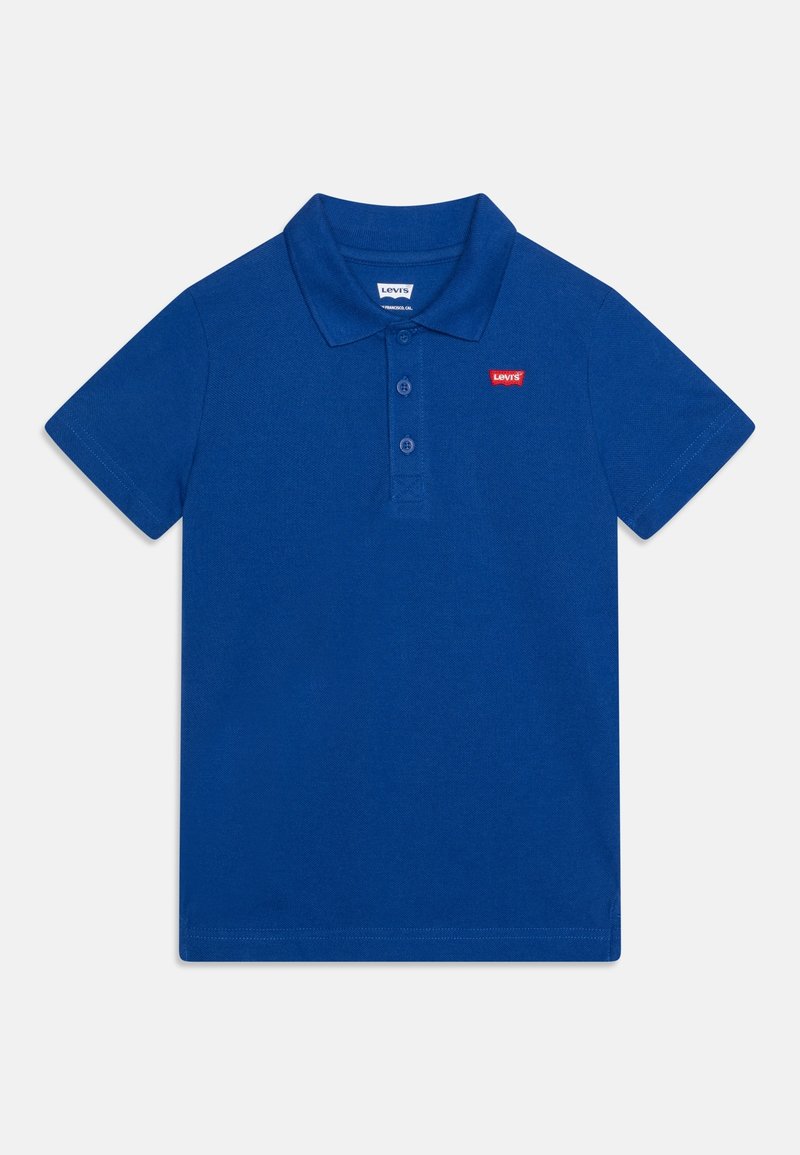 Polo bleu à manches courtes avec col, trois boutons et un petit patch logo Levi's rouge sur le côté gauche de la poitrine.