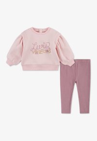 Hellrosa Sweatshirt mit Puffärmeln, das mit dem "Levi's"-Logo und -Design verziert ist, kombiniert mit ribbed mauve Leggings. Lässiges Kinderoutfit.