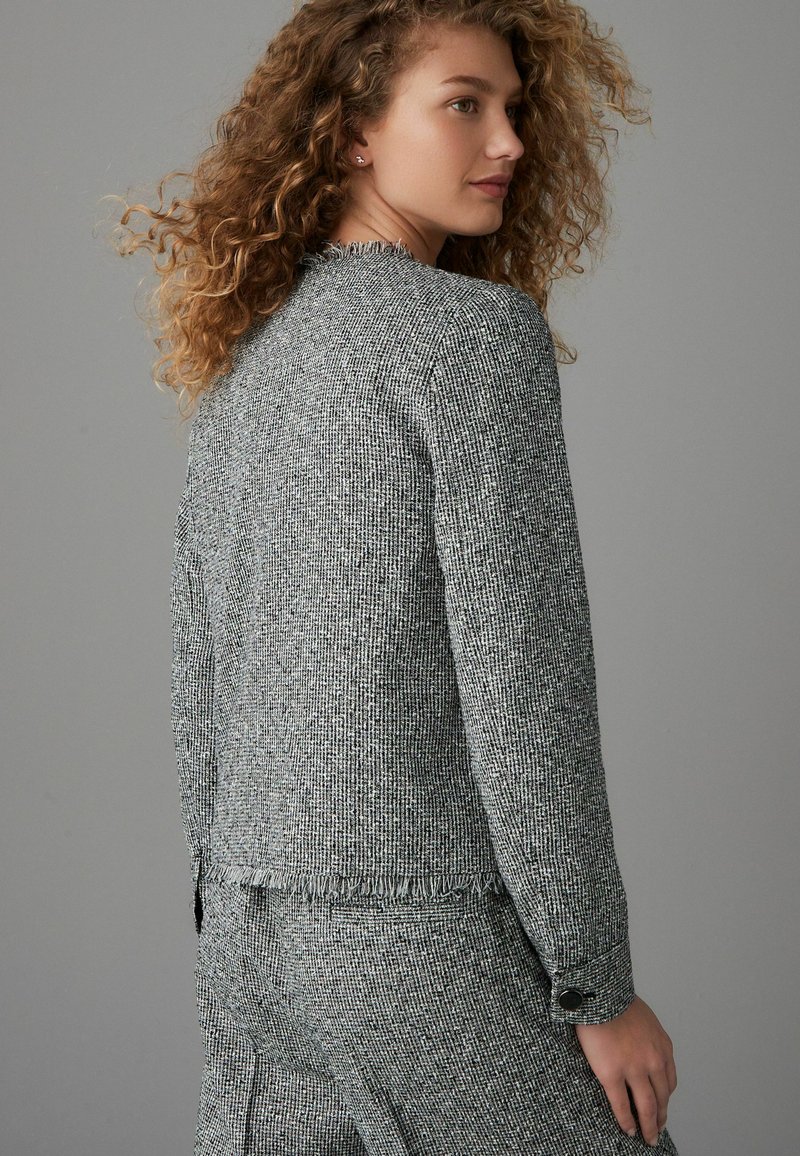 Veste Rayée Noir Et Blanc NEXT - Taille 6, Occasion En Très Bon état - Style Blazer Coton, Parfaite Pour Un Look Chic Décontracté