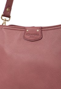 Roze leren handtas met een gestructureerd oppervlak. Bevat een gouden accent bij de riemverbinding en het reliëflogo "HEXAGONA PARIS".