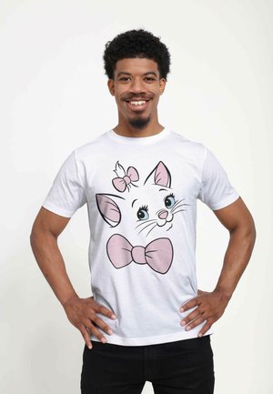 Witte T-shirt met een cartoonkat die een roze strik en vlinderdas draagt, gedetailleerde ogen en snorharen. Gemaakt van zachte, ademende stof.