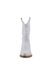Botas de cowboy blancas con un intrincado bordado y punta afilada. Presenta un tacón bajo y apilado, además de acentos decorativos a lo largo del cañón.