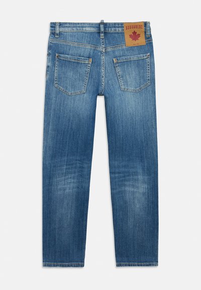 Jeans de ganga azul com corte direito, com uma etiqueta de couro com uma folha de bordo, cinco bolsos e desbotamento ao longo das pernas.