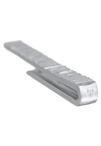 Attache-tie argenté avec une surface texturée et striée. Marqué "925", indiquant une teneur en argent sterling. Design mince et rectangulaire.