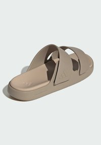 Beige slidesandal med to brede stropper, lavet af blødt materiale. Har en formet fodseng og minimalistisk design. "CLOUDFOAM" branding synlig.
