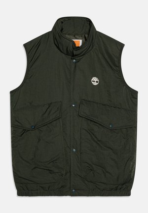 Donkergroene mouwloze vest met hoge kraag, twee voorzakken en een logo. Gemaakt van lichte stof met een gestructureerde afwerking.