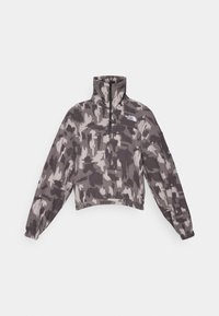 Pullover in fleece con motivo camouflage grigio e nero, collo alto con zip sul davanti, maniche lunghe, polsini a coste e logo del marchio sul petto.